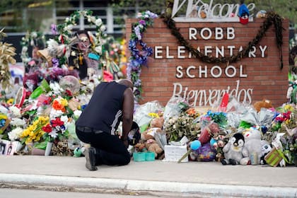 Reggie Daniels rinde tributo en un memorial en la Escuela Primaria Robb, en Uvalde, Texas, el 9 de junio del 2022. Diecinueve estudiantes y dos maestros fueron asesinados en un tiroteo en la escuela. (AP Foto/Eric Gay)