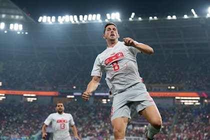 Remo Freuler celebra tras anotar el tercer gol de Suiza ante contra Serbia Remo Freuler en el partido por el Grupo G del Mundial, el viernes 2 de diciembre de 2022, en Doha, Qatar. (AP Foto/Ricardo Mazalán)