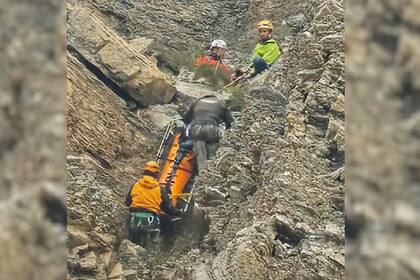 Rescatistas descienden del cordón de la Sierra de Marquesado con el cuerpo de la turista alemana Julia Horn