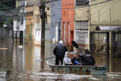 Residentes navegan en bote sobre las calles de Porto Alegre
