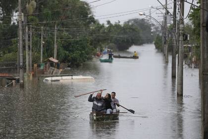 Residentes se trasladan en un bote a remos en la localidad de Canoas, en Rio Grande do Sul