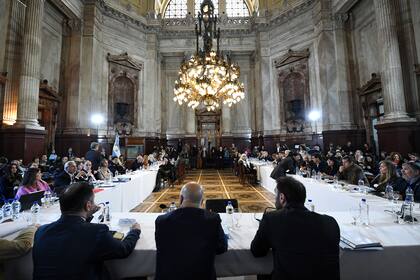 Reunión de la comisión de Presupuesto y Hacienda en el salón Azul del Senado de la Nación; el 22 de mayo de 2024 en Buenos Aires, Argentina.