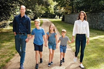 Revelan una imagen de Kate Middleton en la Navidad de 1983 y su parecido con uno de sus hijos quedó en evidencia