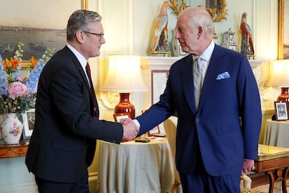 El rey Carlos III da la bienvenida a Sir Keir Starmer durante una audiencia en el Palacio de Buckingham, donde invitó al líder del Partido Laborista a convertirse en primer ministro y formar gobierno