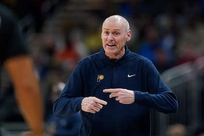 Rick Carlisle, entrenador de los Pacers de Indiana, reclama una decisión arbitral durante el partido del miércoles 8 de diciembre de 2021, ante los Knicks de Nueva York (AP Foto/Darron Cummings)