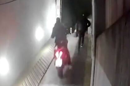 Robo piraña en Castelar: así ingresaron cinco jóvenes a robar motos y bicicletas en un garaje