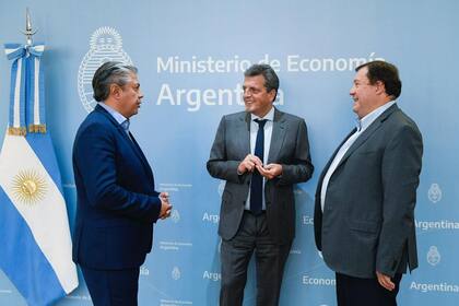 Rolando Figueroa, gobernador electo de Neuquén; Sergio Massa, ministro de Economía, y Alberto Weretilneck, que ganó los comicios en Río Negro