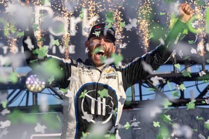 Ross Chastain celebra después de ganar en la NASCAR Cup Series, en el Circuito de las Americas, el domingo 27 de marzo de 2022, en Austin, Texas. (AP Foto/Stephen Spillman)