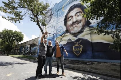 San Diego del barrio de La Boca, la flamante obra de Alfredo Segatori en Aristóbulo del Valle 50, que comenzó a pintar horas después de la muerte de Maradona