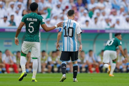 El defensor de Arabia Saudita Ali Al-Bulaihi toca el hombro del delantero argentino Lionel Messi durante el partido de fútbol del Grupo C de la Copa Mundial Qatar 2022