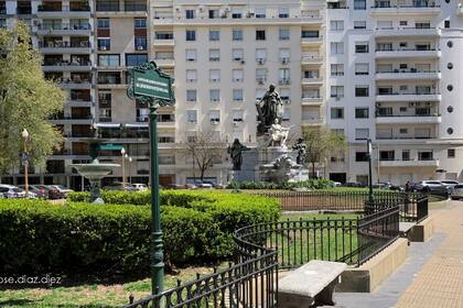 Se espera un día fresco y nublado para hoy en la Ciudad de Buenos Aires. En foto: la Plaza Pellegrini, en el barrio de Retiro.