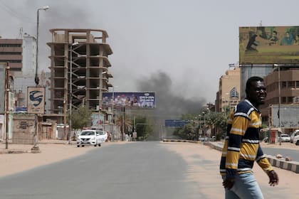 Se ve humo saliendo de un barrio de Jartum, Sudán