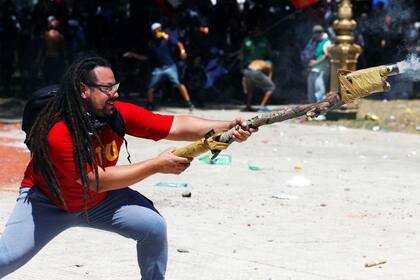 Sebastián Romero dispara un mortero contra los policías, durante la protesta por la Reforma Previsional