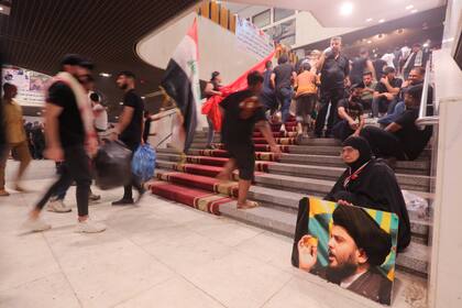 Seguidores del clérigo chií Muqtada al-Sadr realizan una protesta sentada en el Parlamento en Bagdad el 3 de agosto del 2022.  (AP Foto/Anmar Khalil)