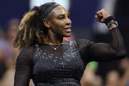 Serena Williams festeja luego de vencer a Anett Kontaveit por la segunda ronda del US Open; jugó a un nivel altísimo