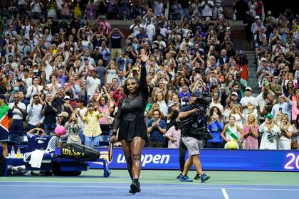 Serena Williams saluda a los espectadores después de perder ante la australiana  Ajla Tomljanovic en la tercera ronda del US Open, 2 de setiembre de 2022, en Nueva York. (AP Foto/John Minchillo)