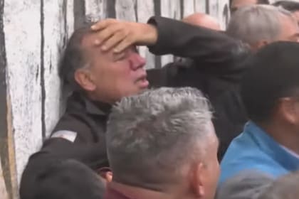 Sergio Berni se agarra la cabeza después de ser agredido por choferes de colectivos que se manifestaban por el asesinato de un colega