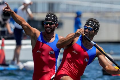 Serguey Torres Madrigal y Fernando Dayan Jorge Enriquez, de Cuba, celebran después de competir en canoa doble de 1.000 metros, el martes 3 de agosto de 2021, en Tokio. (AP Foto/Lee Jin-man)
