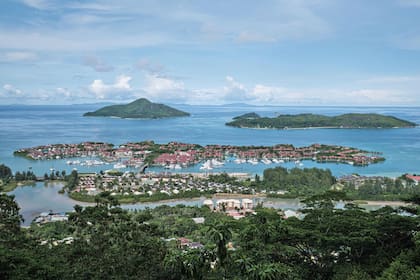 Una vista aérea de las paradisíacas Islas Seychelles, que sufren idas y vueltas entre la exitosa vacunación y el rebrote de casos