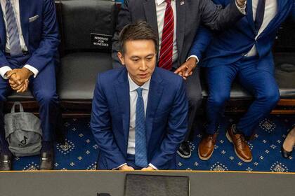 Shou Zi Chew declaró ante el Comité de Energía y Comercio de la Cámara de Representantes, en el Rayburn House Office Building del Capitolio