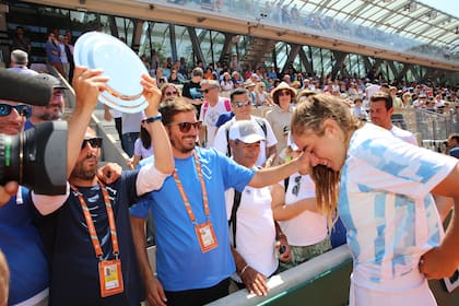 Sierra, con la camiseta argentina, junto a su cuerpo técnico luego de recibir el trofeo como finalista de Roland Garros