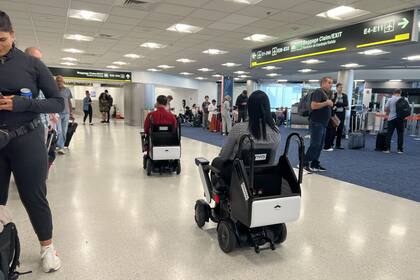 Sillas autónomas en el Aeropuerto de Miami. La estación incoporó una decena de ellas