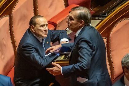Silvio Berlusconi, líder de Forza Italia, habla con Ignazio la Russa, cofundador de la derecha radical Fratelli d'Italia durante la votación para el nuevo Presidente del Parlamento tras las elecciones