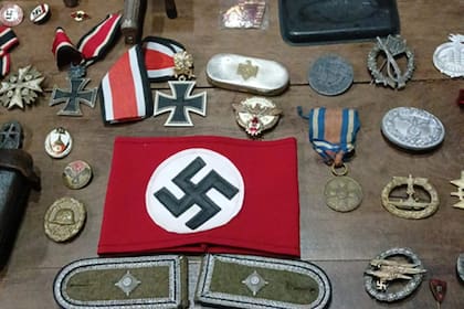 En un allanamiento por narcotráfico secuestraron simbología nazi