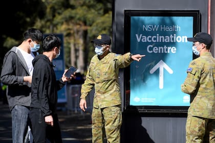 Soldados australianos ayudan a la gente en un centro de vacunación contra el Covid-19 en Sídney