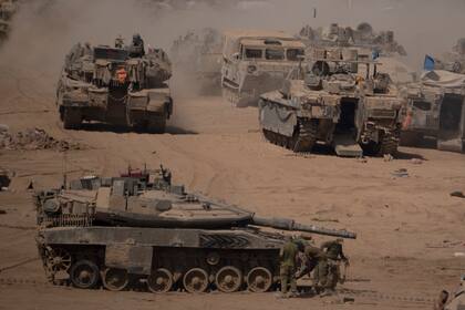 Soldados israelíes preparan tanques de guerra en una zona cercana a la frontera de Israel y Gaza