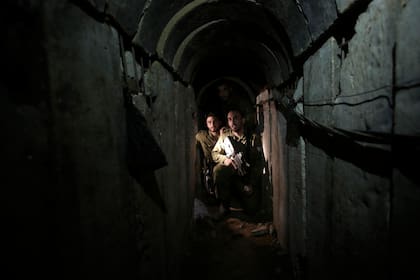 Soldados israelíes recorren un túnel descubierto cerca de la frontera Israel-Gaza, el 13 de octubre de 2023. (AP Foto/Tsafrir Abayov, Archivo)