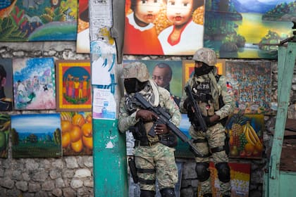 Soldados patrullan en Petion Ville, el barrio donde vivía el fallecido presidente haitiano Jovenel Moise en Puerto Príncipe, Haití