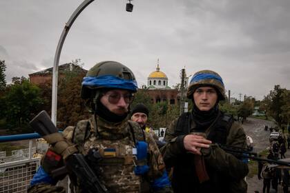 Soldados ucranianos cruzan un puente sobre el río Siverskyi Donets en la estratégica ciudad de Izium