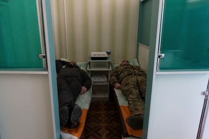 Soldados ucranianos en una sesión de electroterapia del sueño, en un centro de rehabilitación en Járkiv, Ucrania, el viernes 30 de diciembre de 2022. (AP Foto/Vasilisa Stepanenko)