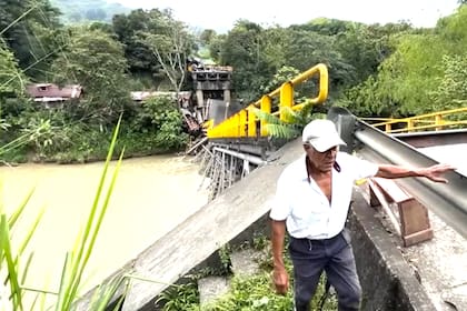 Solo algunas personas que transitaban sobre el puente, en el momento en el que se derrumbó, lograron salvar la vida (Captura video)