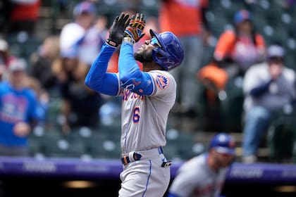 Starling Marte, pelotero dominicano de los Mets de Nueva York, mira hacia el cielo luego de conectar un jonrón de dos carreras ante los Rockies de Colorado, el sábado 21 de mayo de 2022 (AP Foto/David Zalubowski)