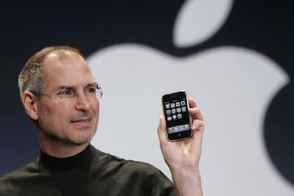 Steve Jobs junto al iPhone en 2007, el teléfono celular que impuso el uso de las pantallas táctiles en la industria móvil