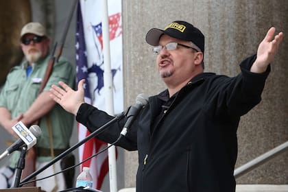 Stewart Rhodes, fundador de los  Oath Keepers, en un evento en Hartford, Connecticut el 20 de abril del 2013.   (Jared Ramsdell/Journal Inquirer via AP)