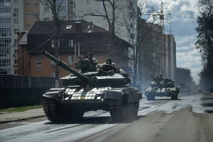 Tanques ucranianos pasan por una calle en Irpín, a las afueras de Kiev, Ucrania, el lunes 11 de abril de 2022