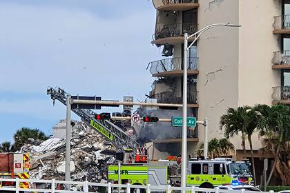 Tareas de rescate en el edificio derrumbado de Miami-Dade