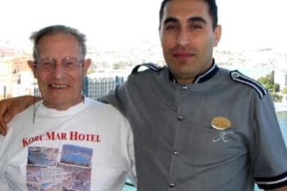 Taskin Dastan posa junto al turista británico Charles George Courtney, el hombre que le heredó la mayor parte de su fortuna