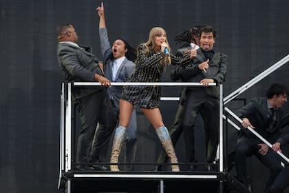 Taylor Swift canta en el estadio de Wembley, parte de su gira Eras Tour, el viernes 21 de junio de 2024 en Londres. (Foto de Scott A Garfitt/Invision/AP)
