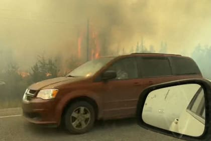 Un video proporcionado por Jordan Straker muestra vehículos que circulan por la autopista mientras las personas evacuan Yellowkife, Territorios del Noroeste, Canadá, el 16 de agosto de 2023