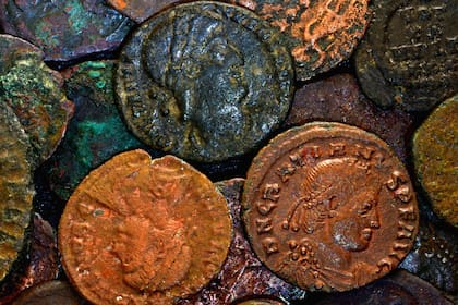Tienen al buceo como hobbie y encontraron 53 monedas romanas en el fondo del mar