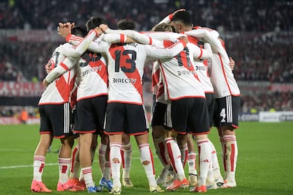 Todos celebran con Miguel Borja el primer gol de River ante Deportivo Táchira