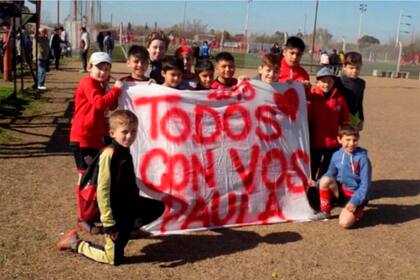 "Todos con vos, Paula", el lema que reza una bandera y pretende dejar un legado en las categorías formativas del fútbol
