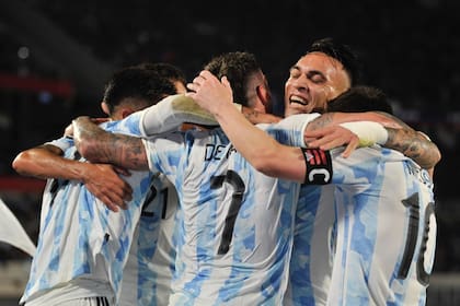 Todos los abrazos; en la imagen, Rodrigo De Paul, Lautaro Martínez y Lionel Messi, los autores de los tres goles de Argentina ante Uruguay
