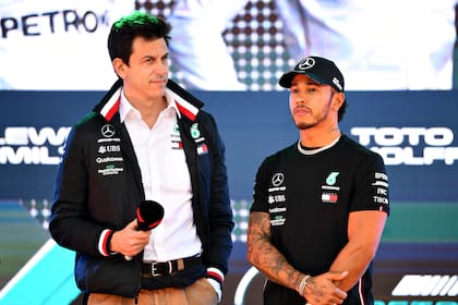 Toto Wolff y Lewis Hamilton: el jefe y el piloto estrella de Mercedes no descuben la hoja de ruta para que el modelo W13 resulte competitivo en los circuitos de la Fórmula 1