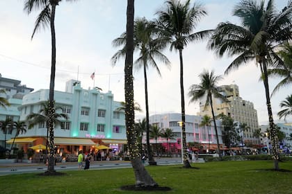 Transeúntes caminan por la avenida Ocean Drive con sus hermosos edificios art déco, el martes 27 de febrero de 2024, en Miami Beach, Florida. (AP Foto/Marta Lavandier)