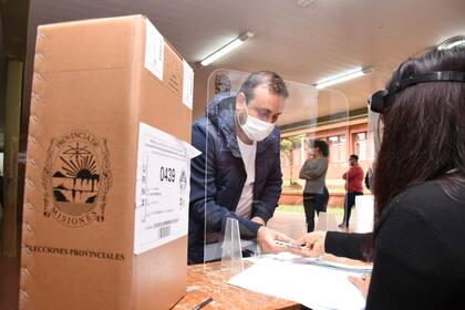 Tras emitir su voto en la Escuela N°5, el gobernador Oscar Herrera Ahuad defendió la decisión de ir a las urnas a pesar del Coronavirus